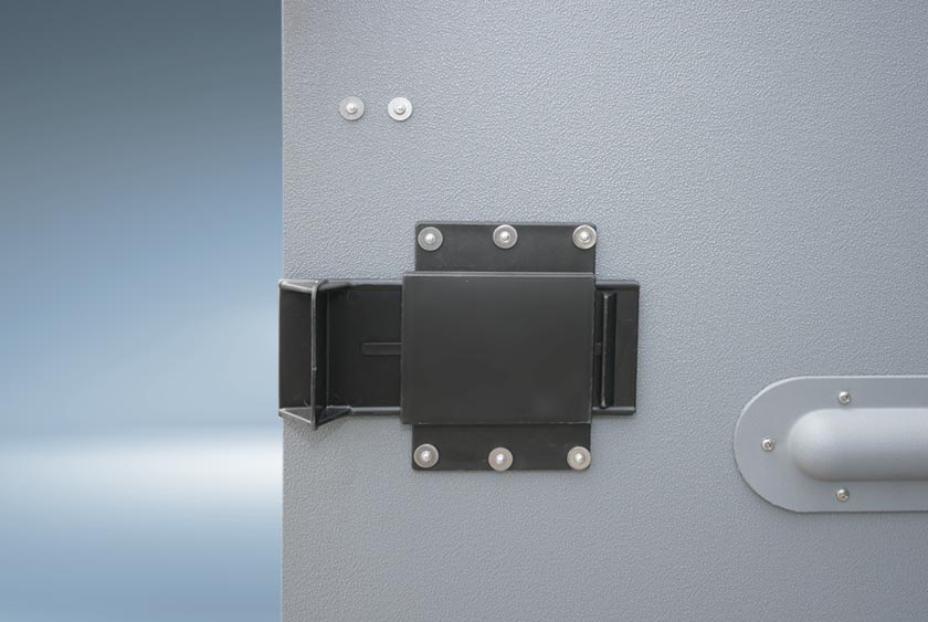 LARGE LOCKING SLIDER CAN BE HANDLED WITH WORK GLOVES