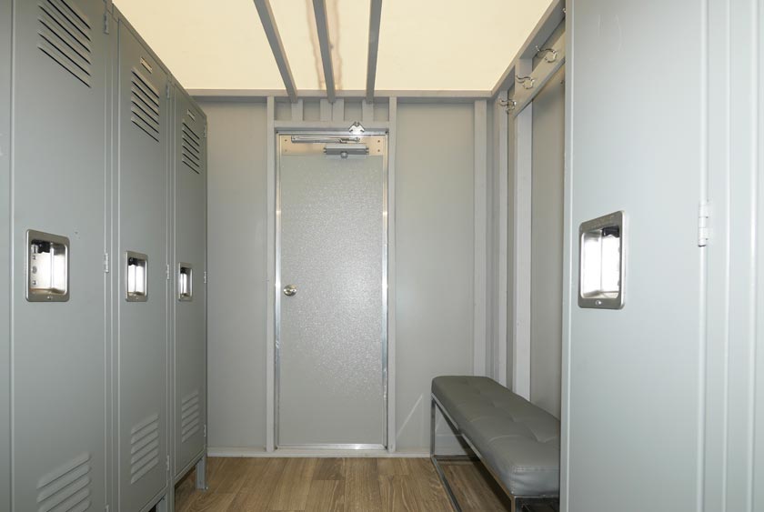 SPACIOUS ENTRANCE AND EXIT AREA