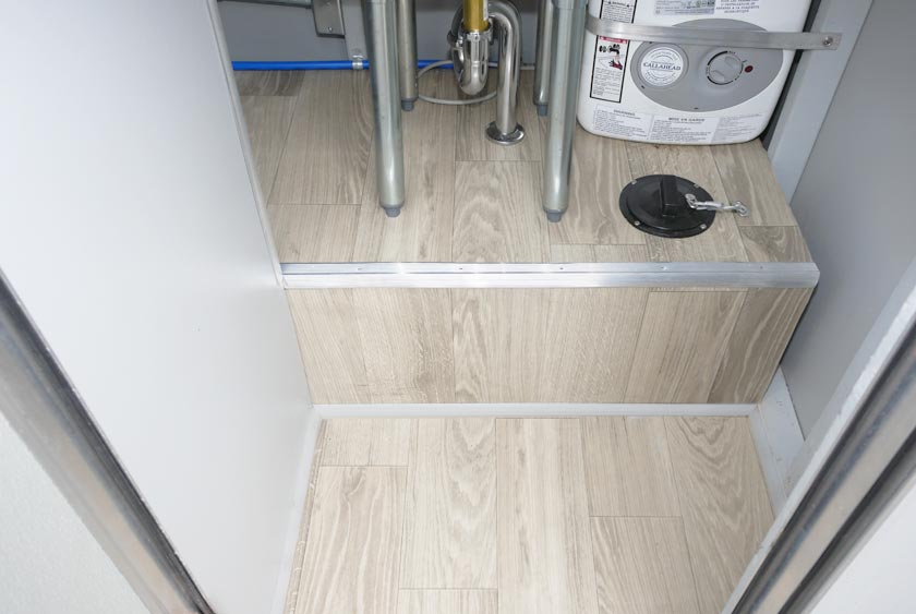 RAISED FLOOR FOR EASY AND COMFORTABLE HANDWASHING