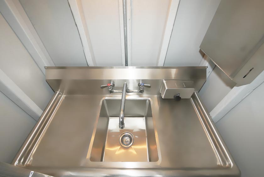 STAINLESS PORTABLE SINK WITH STAINLESS SIDE DRAIN BOARDS
