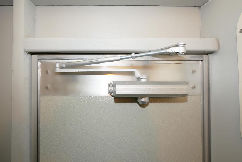 SELF-CLOSING DOOR FOR CONVENIENCE