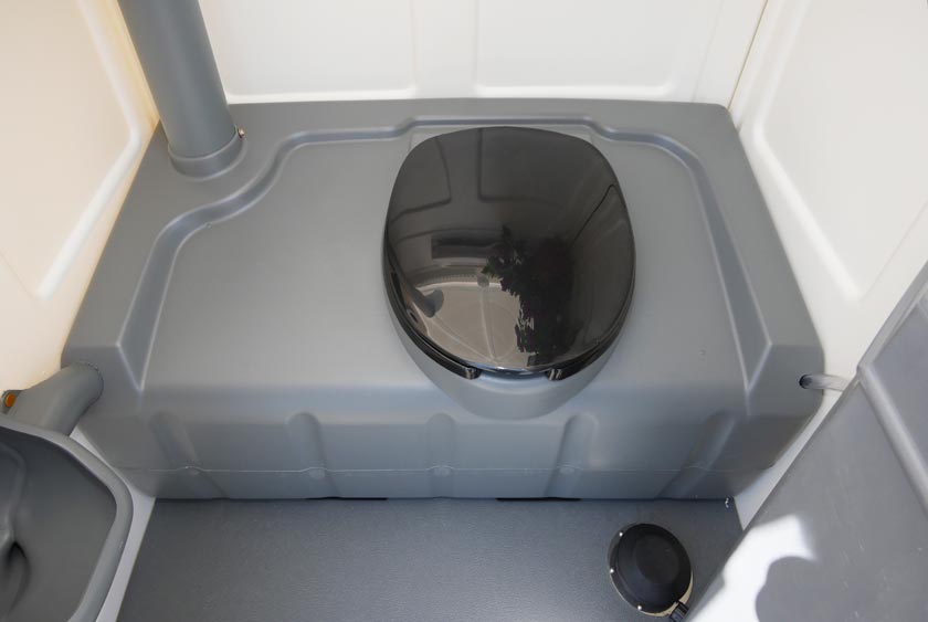 FULL SIZED TOILET WITH HANDS FREE FLUSH
