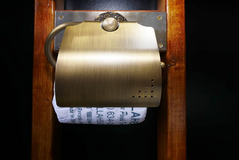 BEAUTIFULLY DETAILED GOLD TOILET PAPER HOLDER