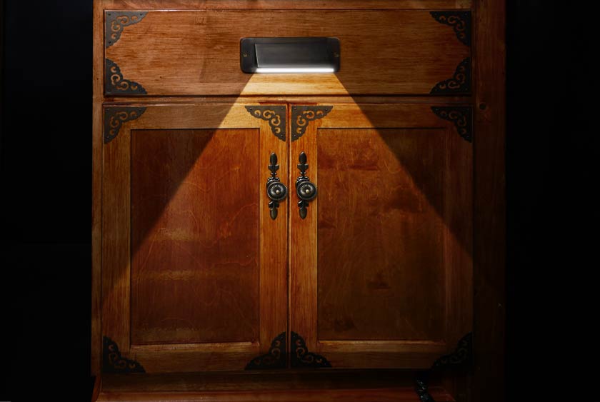 VANITY HAS A BRASS DECORATIVE 6 X 2 INCH LIGHT