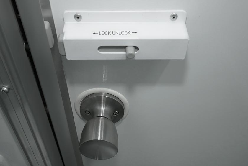 EASY LOCKING SYSTEM WITH OUTSIDE INDICATOR