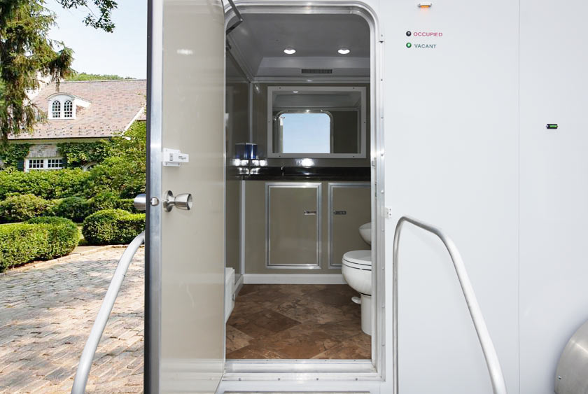 ENTRY AREAS ON THE HORIZON HAVE STURDY RAILINGS FOR SAFETY