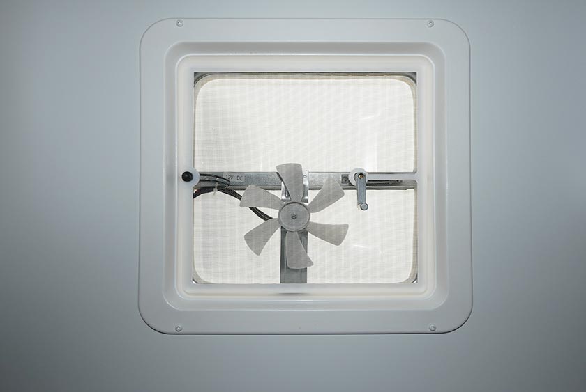 OVERHEAD VENT WITH ELECTRIC FAN FOR OPTIONAL VENTILATION