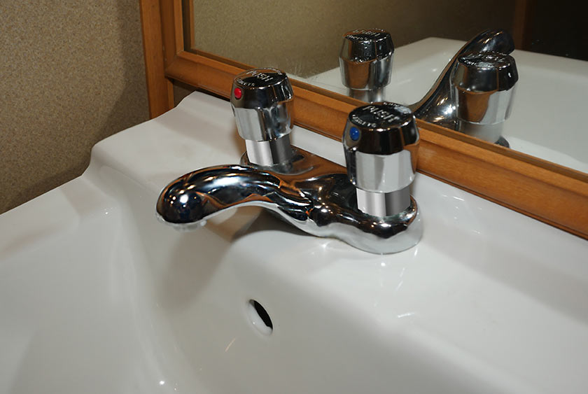 AUTOMATIC SHUTOFF FAUCET WITH HOT AND COLD RUNNING WATER