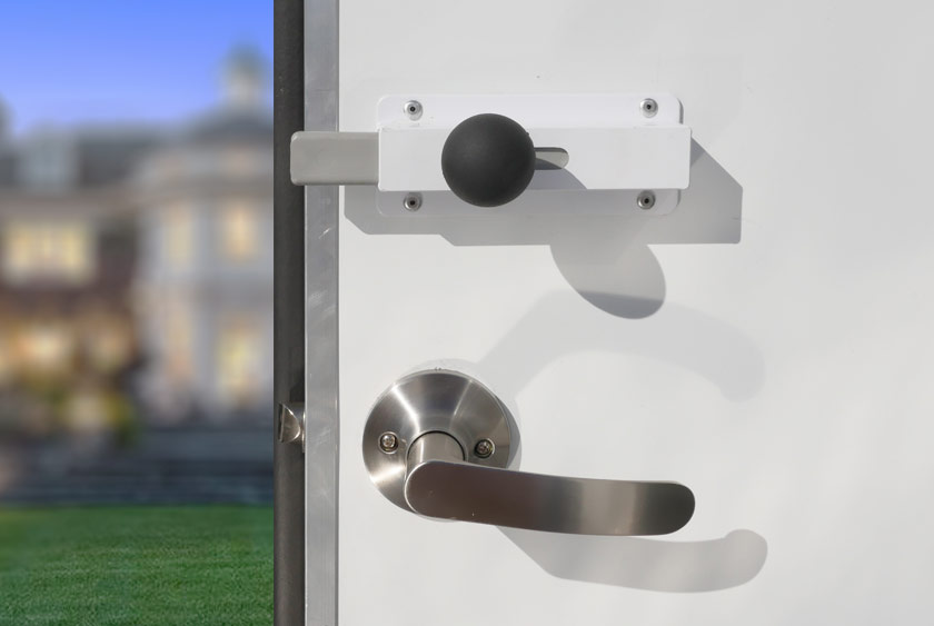 LARGE LOCKING KNOB AND HANDLE ARE ADA COMPLIANT