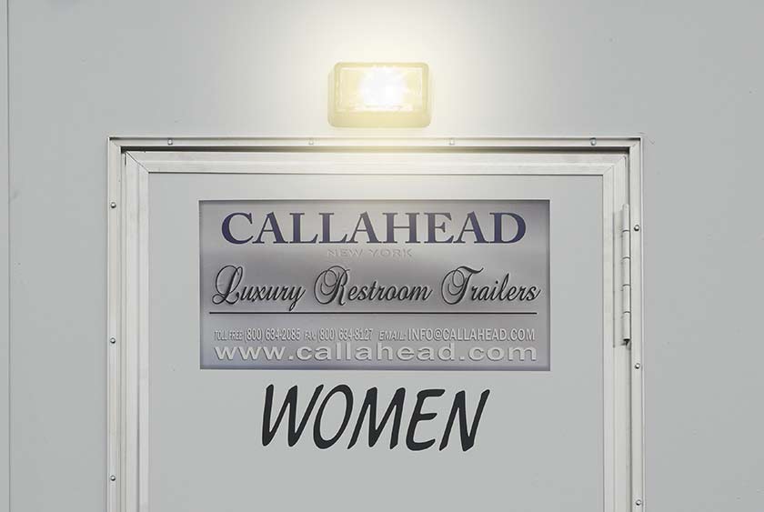 OUTDOOR LIGHTING WITH CLASSIC CALLAHEAD SIGN