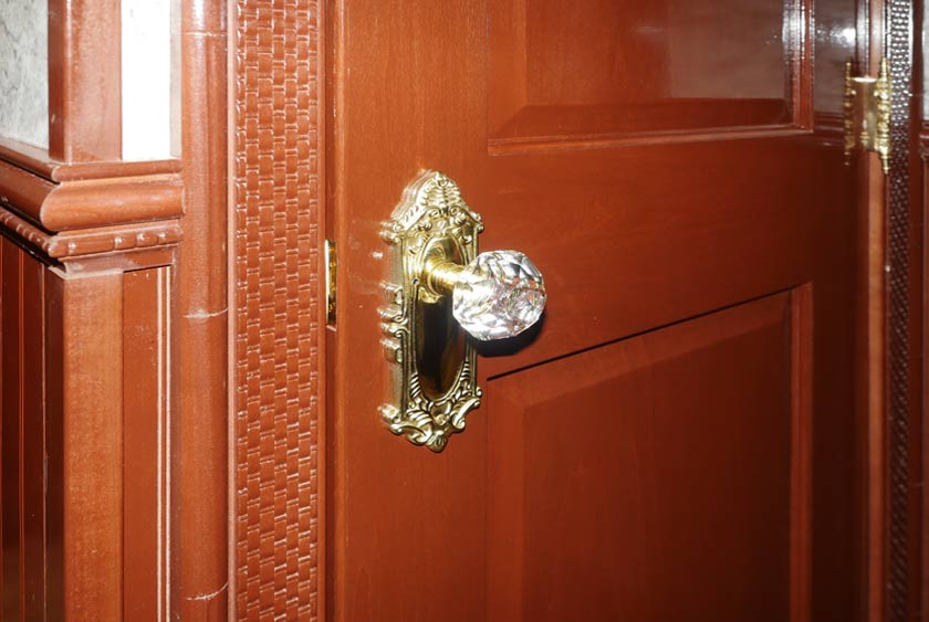 DIAMOND CUT CRYSTAL DOOR KNOBS