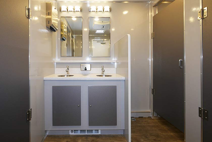 BRIGHT AND MODERN VANITY WITH DOUBLE SINKS AND MIRRORS