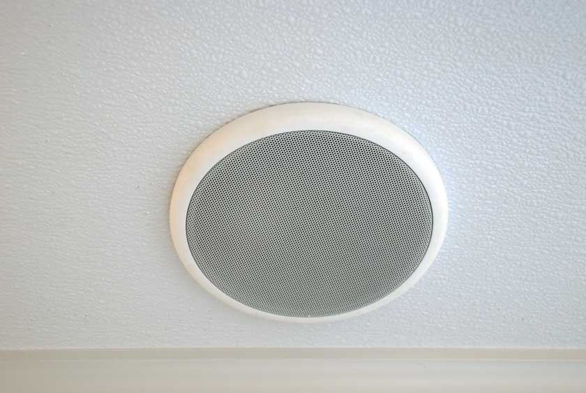 AM/FM STEREO AND CD PLAYER WITH CEILING INSTALLED SPEAKERS