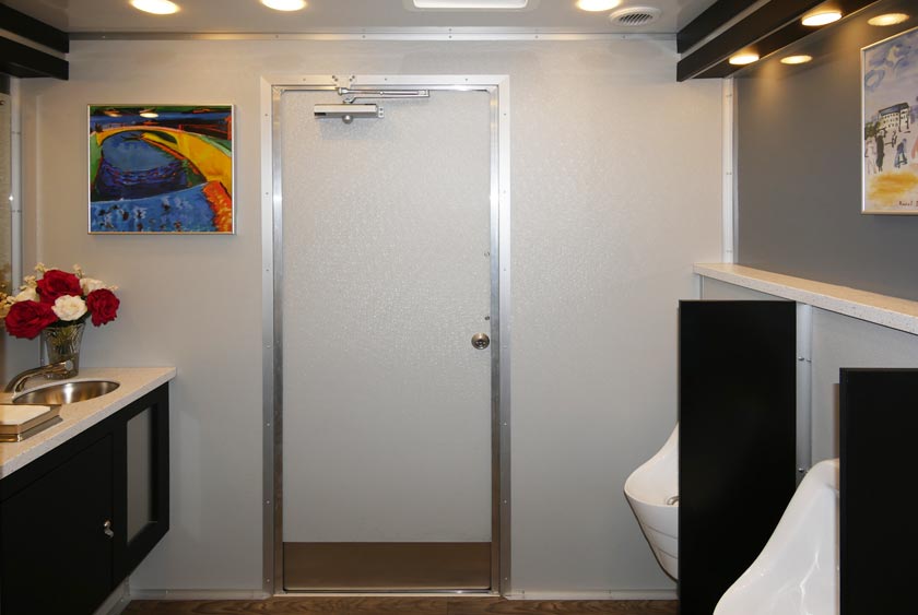 GLOSSY PEBBLE FINISH WALLS PROVIDE A CLEAN, CONTEMPORARY FEEL