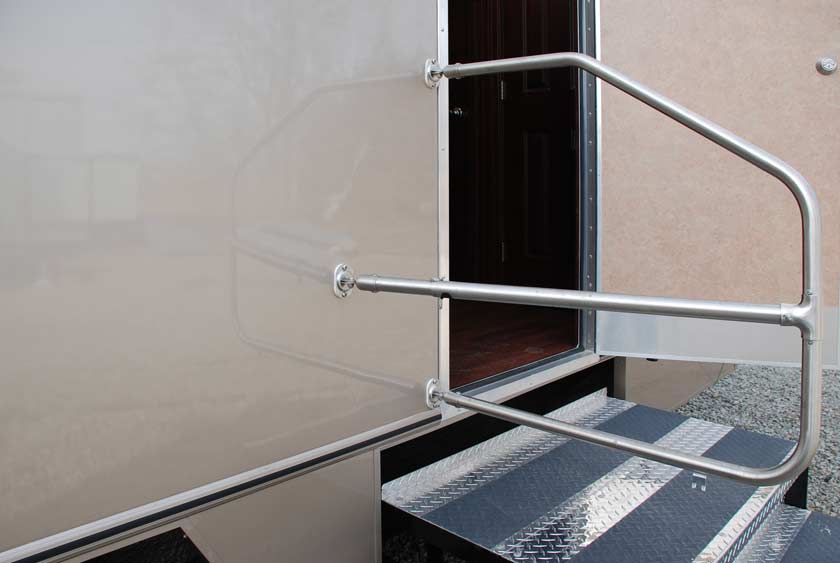 STAINLESS STEEL RAILING FOR SAFE ENTRY AND EXIT