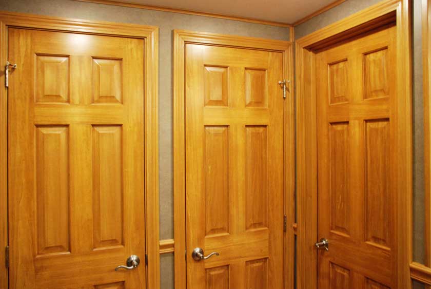 THREE SPACIOUS TOILET STALLS FOR WOMEN