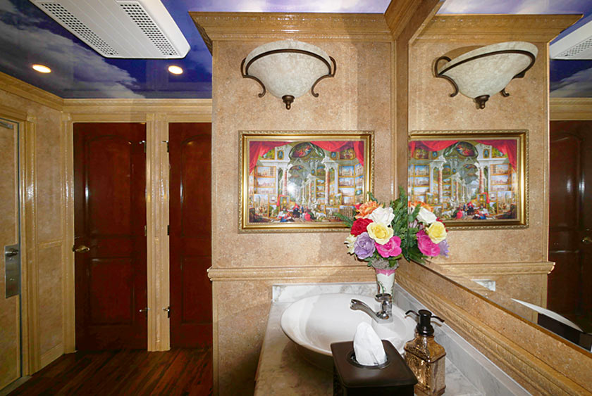 SPACIOUS BATHROOM FOYER WITH AMPLE LIGHTING