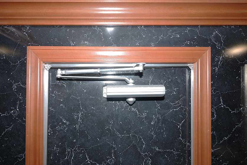 SELF-CLOSING DOORS</di