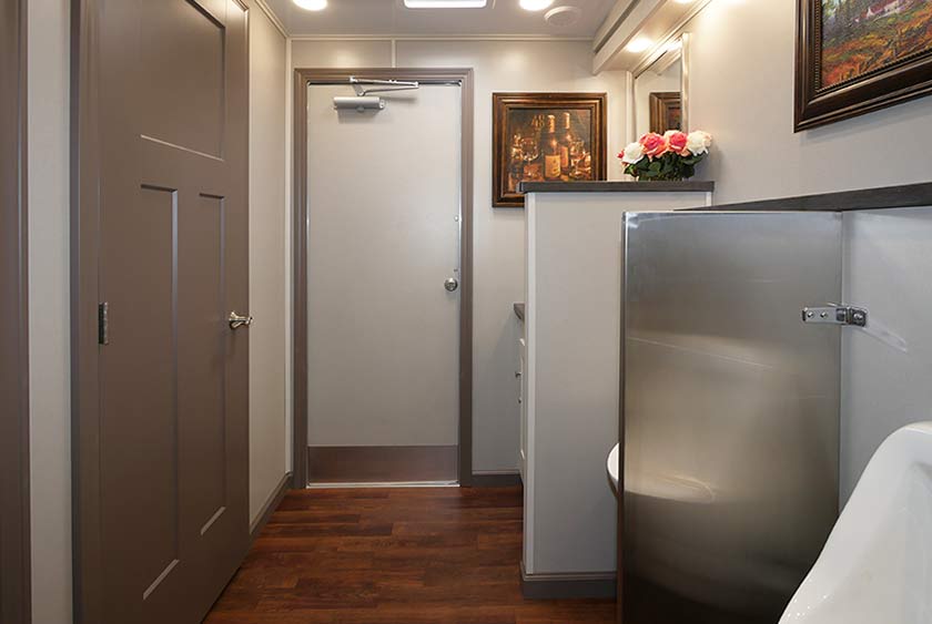 MEN'S SIDE COMMON AREA