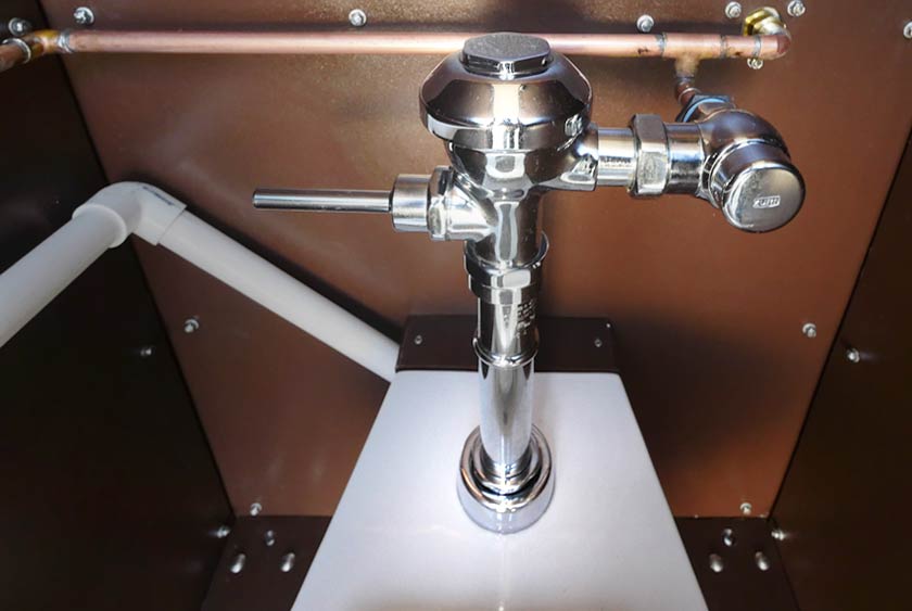 SINGLE-LEVER FLUSHOMETER, DELIVERS A STRONG, LOW-VOLUME FLUSH