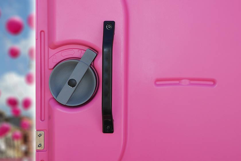 LARGE LOCKING KNOB IS EASY TO USE